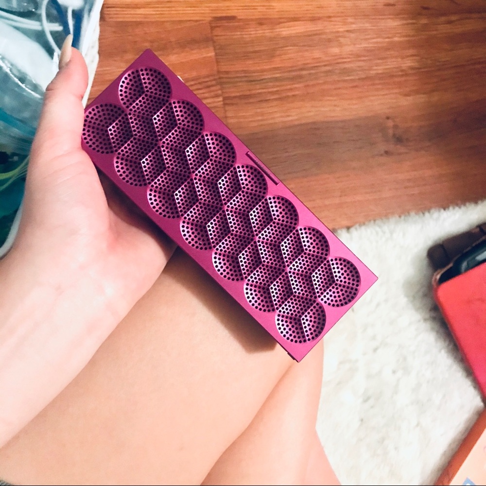 Jawbone speaker